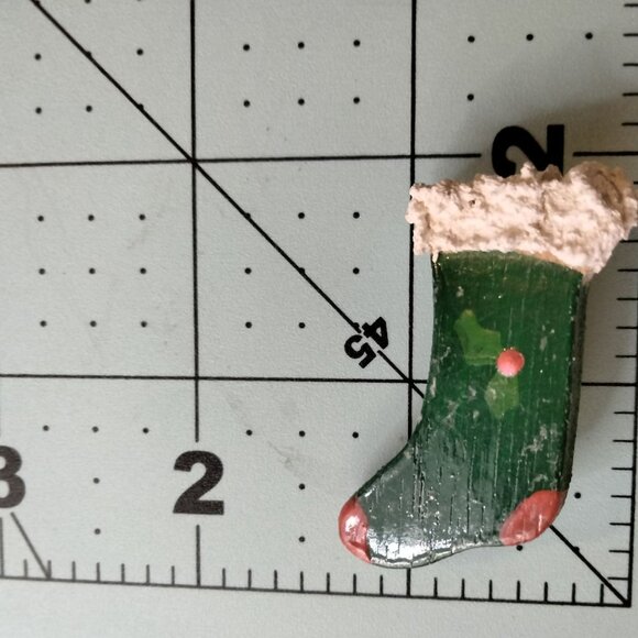 Green Wooden Holiday Stocking Brooch Pin Rustic Vintage Hand Painted Signed 2001 - Picture 2 of 4